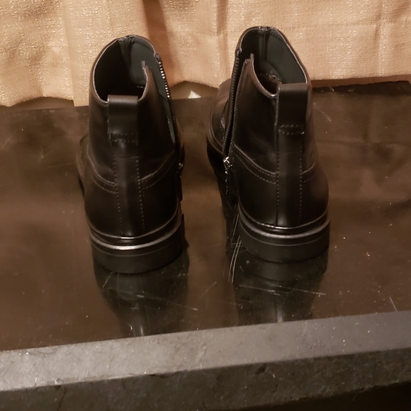 Calvin Klein - Picture 2 of 6